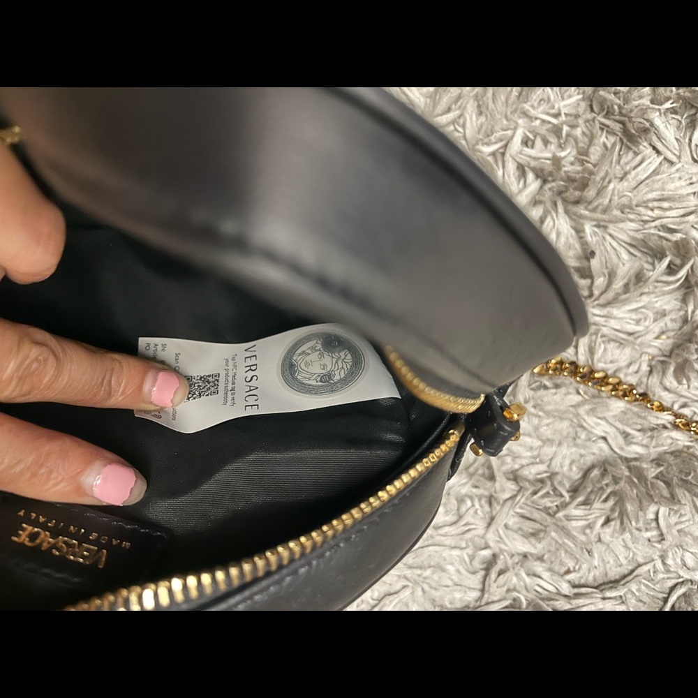 Versace black leather crossbody bag. - Picture 4 of 10